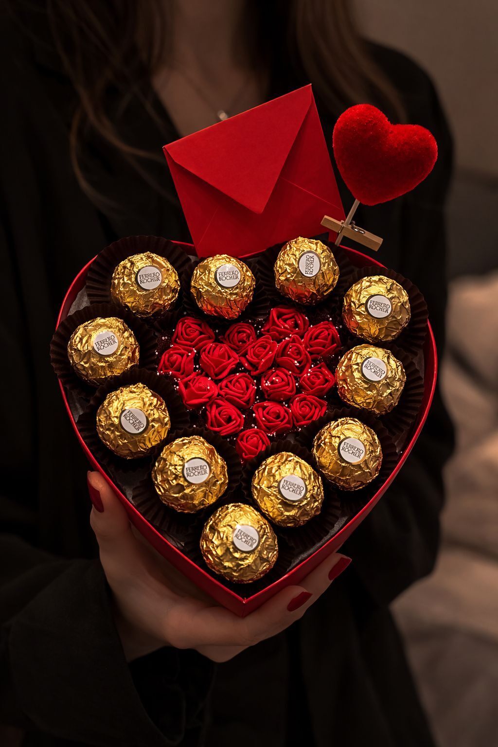 Zarif Sevgi Buketi: Ferrero Rocher & Kırmızı Gül Aranjmanı