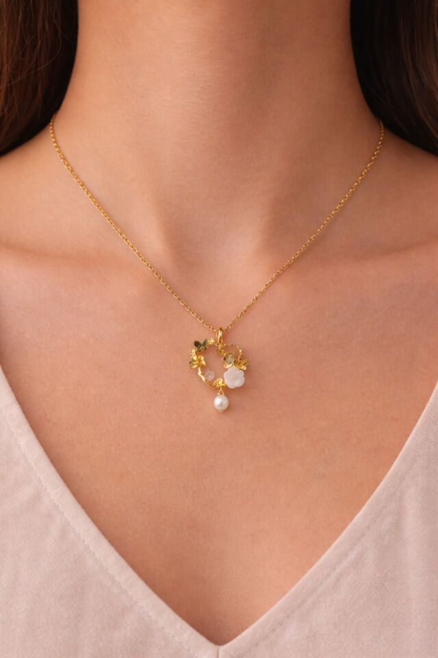 Çelik İncili Manolya Çiçeği ve Kelebek Detaylı Tasarım Kolye