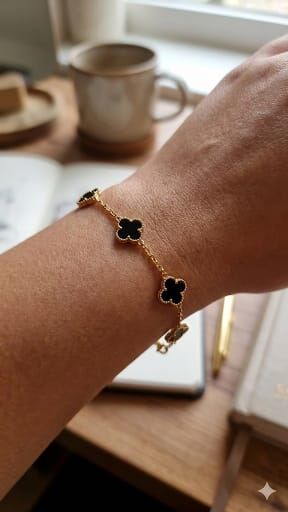 Çelik Yonca Motifli Siyah Bileklik