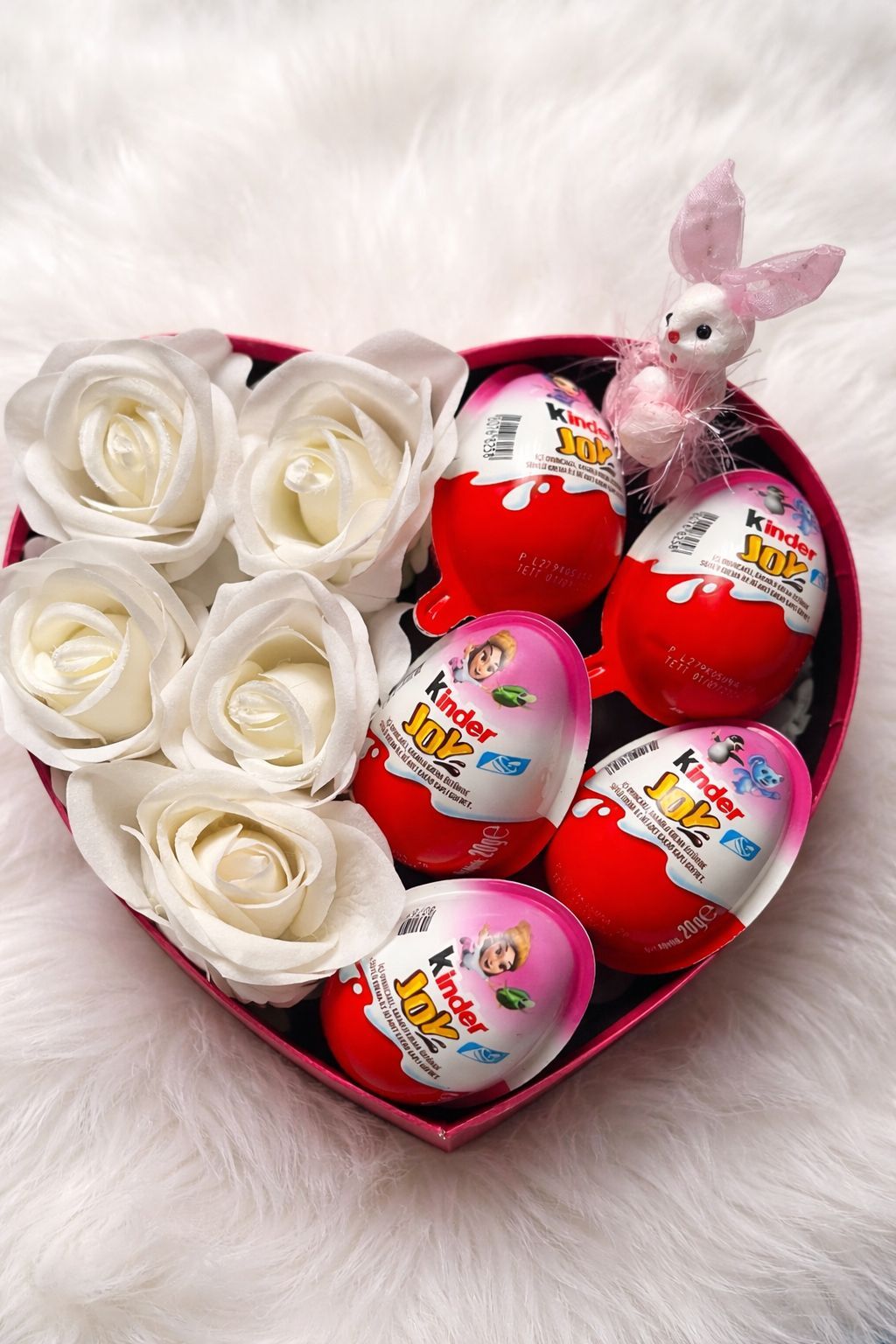 Kinder Joy & Beyaz Gül Kalp Kutusu – Minimalist Romantizm