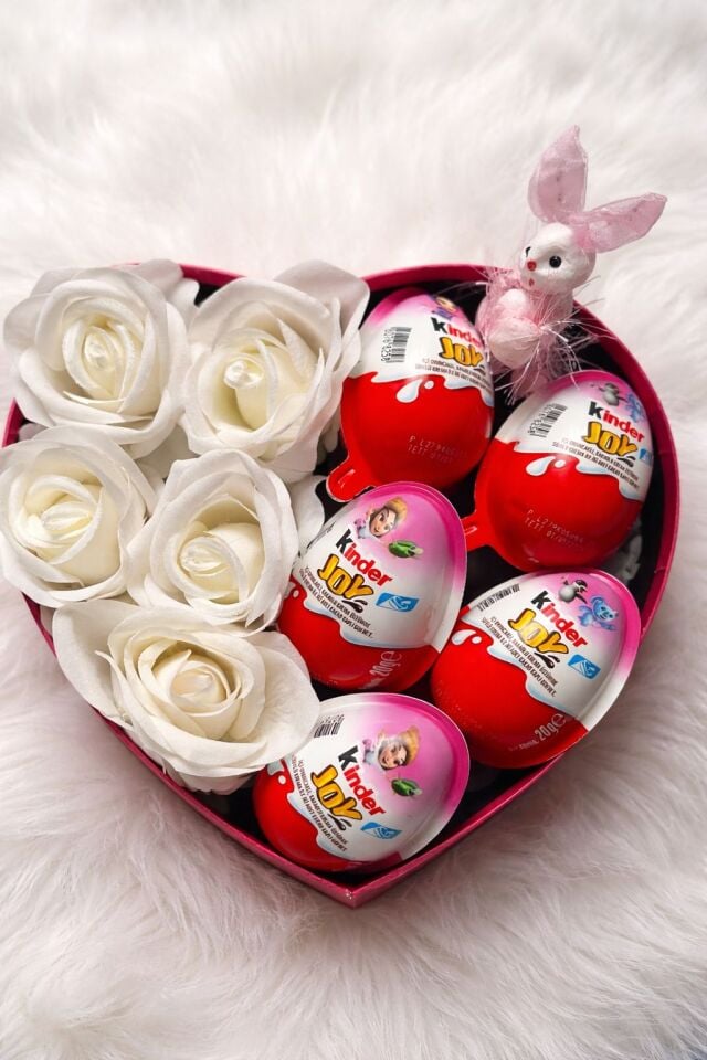 Kinder Joy & Beyaz Gül Kalp Kutusu – Minimalist Romantizm