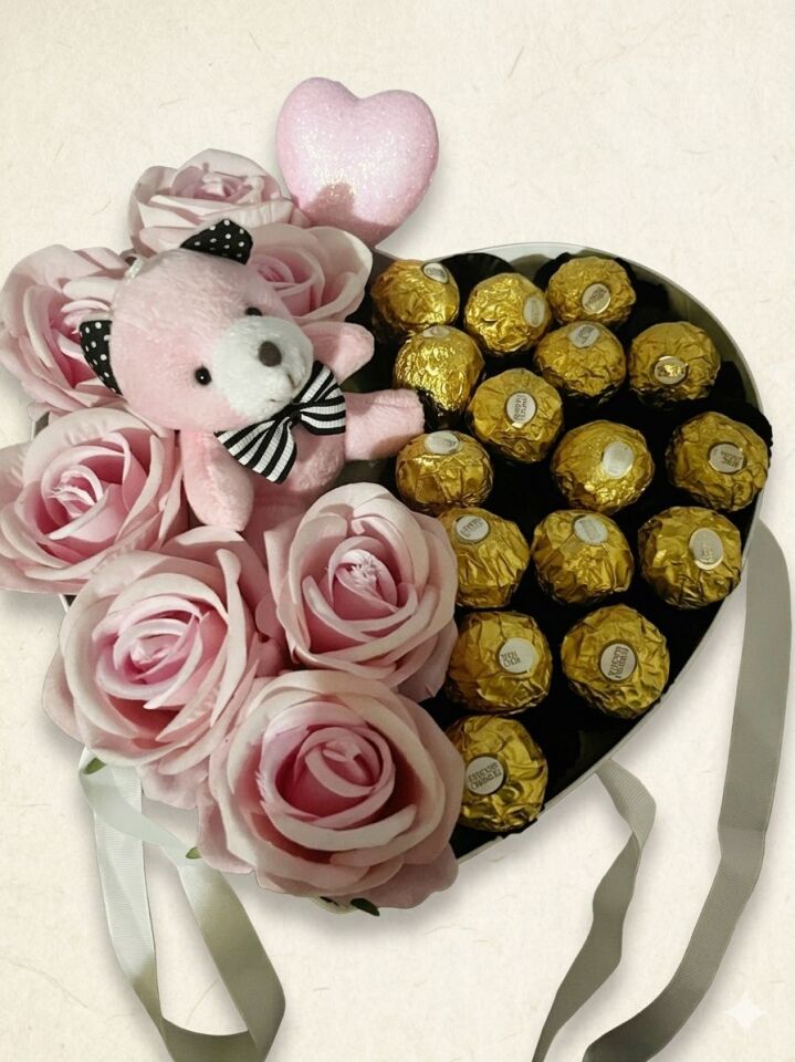 Pembe Güllü, Ayıcıklı ve Çikolatalı Kalp Hediye Kutusu